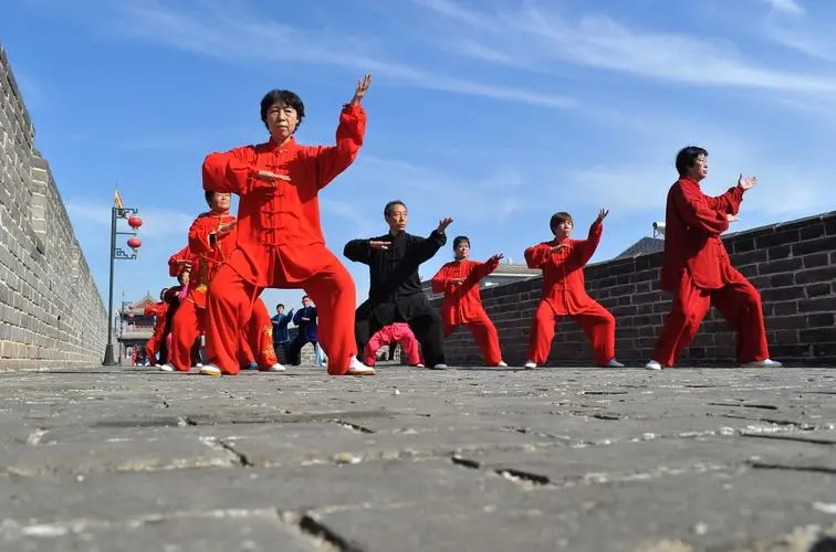 Tai-chi-in-the-city-wall-of-Xi 'an